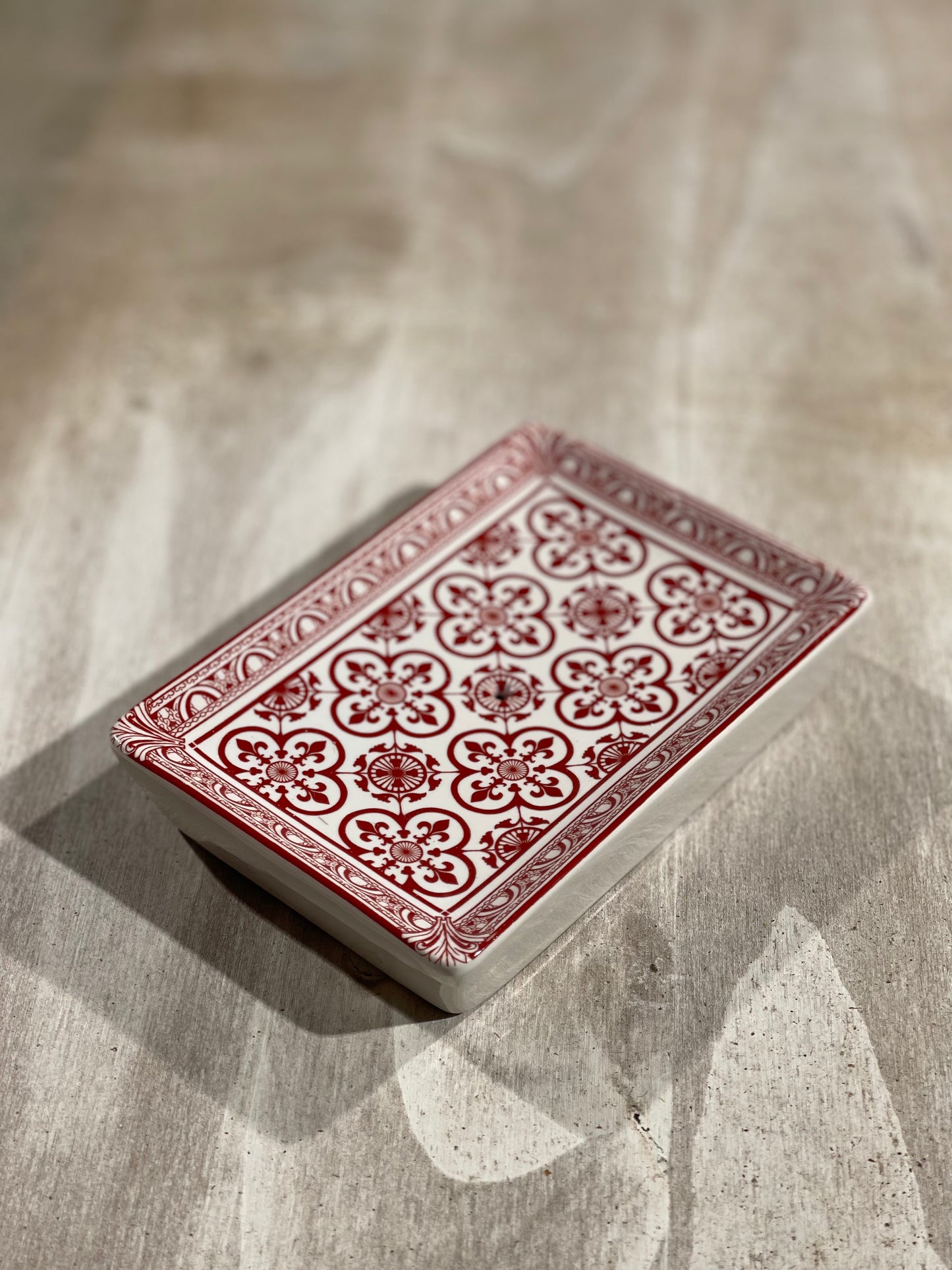 Porte savon plat - Fleur de lys rouge